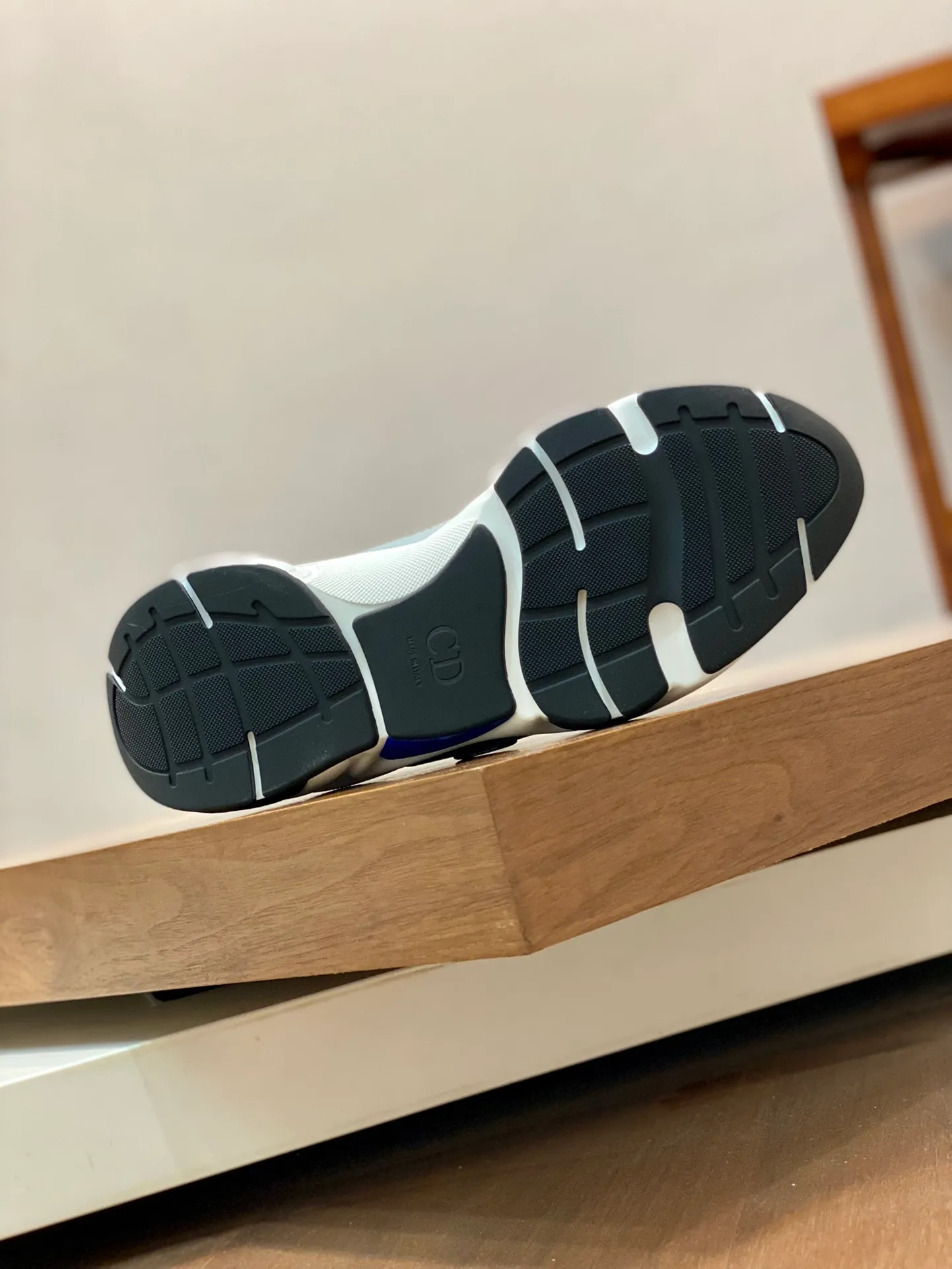 Factory price: 500💰 Dior B22 men's jogging fashion sneakers. This item draws inspiration from retro jogging shoes. It adopts a thick low-top design, with an upper made of leather and mesh fabric, and a black and white engraved rubber sole. The side is decorated with an embossed "Di~r" logo. Code number: 38-45 (38, 45, 46 can be customized)